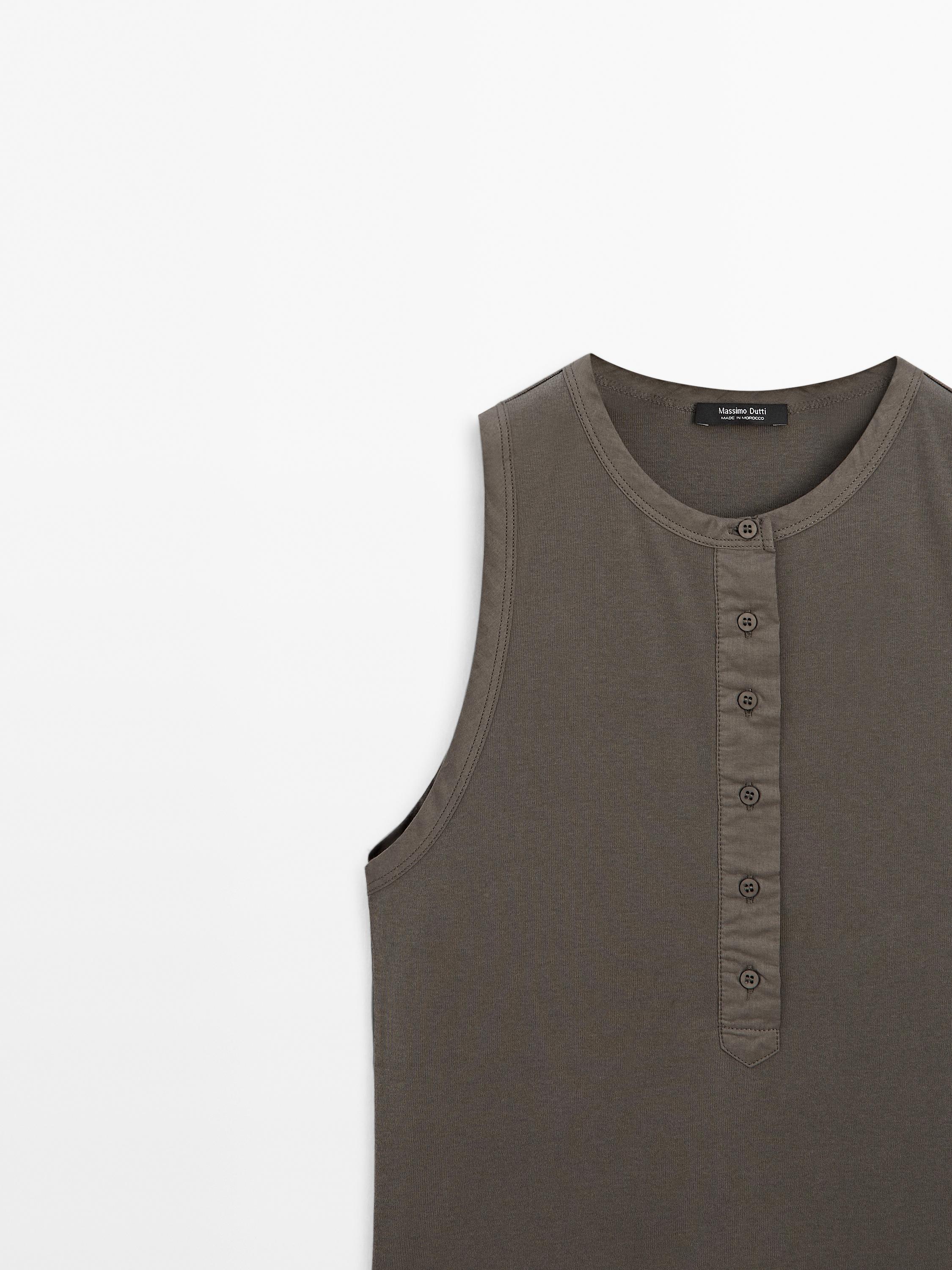 Top with contrast trim detail